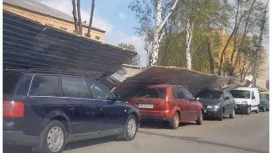 В Виннице металлический забор «укрыл» пять авто