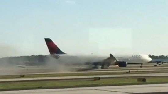 В США самолет пришлось экстренно садить из-за пожара (ВИДЕО)
