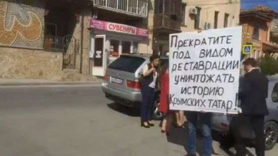 Возле Ханского дворца в оккупированном Крыму провели одиночные пикеты