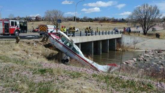 Лихая посадка самолета на трассу в США попала на ВИДЕО