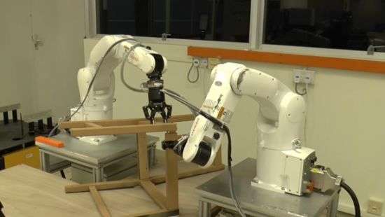 Роботов научили собирать стул