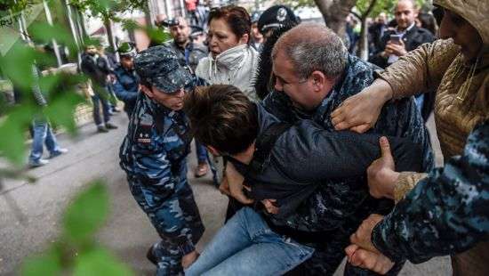 Число задержанных демонстрантов в Ереване уже достигло 180 человек