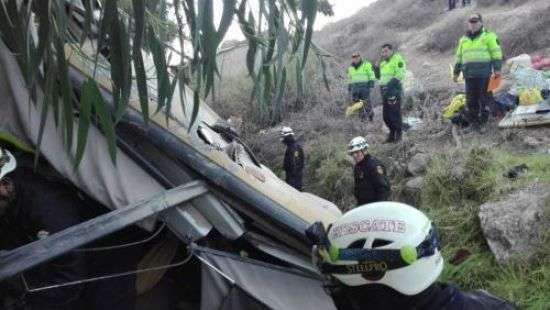 В Перу пассажирский автобус упал в пропасть, есть погибшие (ФОТО)