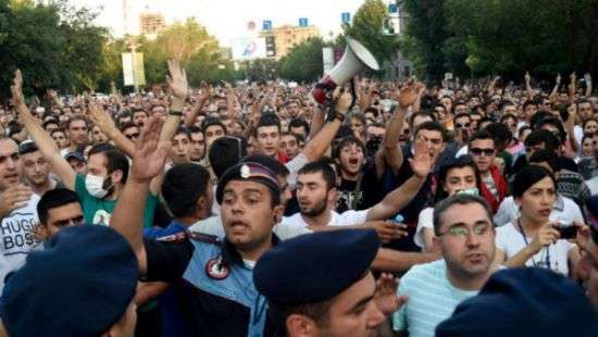 В Ереване произошли новые стычки (ВИДЕО)