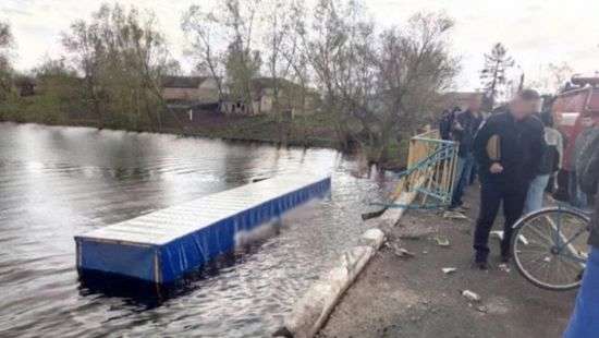 В Черниговской области грузовик упал с моста в реку, есть жертвы