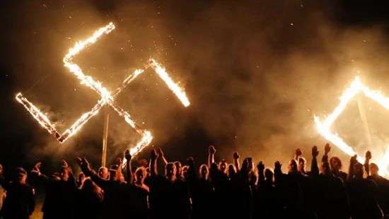 Неонацистское ралли в США окончилось зажжением свастики