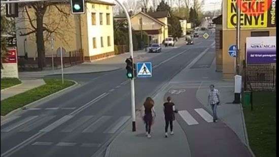 В Польше девушка в шутку толкнула подругу под автобус (ВИДЕО)