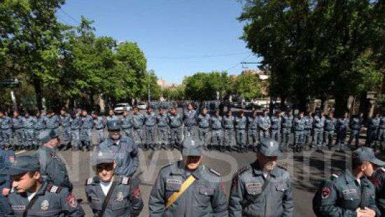 В Ереване полиция охраняет здание Республиканской партии Армении