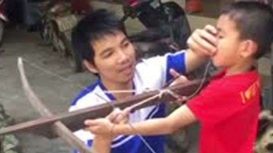 Отец удалил зубы сыну при помощи арбалета (ВИДЕО)