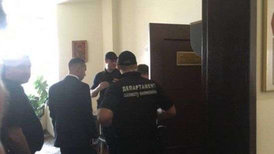 Сотрудники департамента защиты экономики проводят обыск у заммэра Луцка