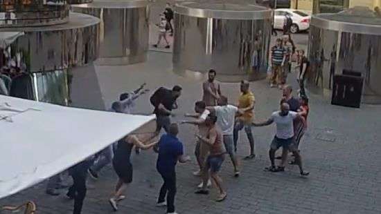 В центре Праги туристы проломили голову официанту - ВИДЕО