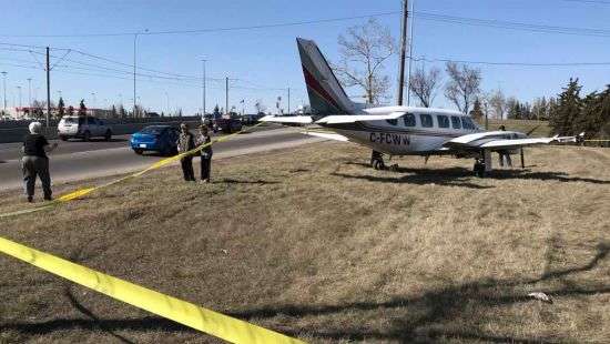 В Канаде самолет совершил аварийную посадку на автомагистраль (ФОТО/ВИДЕО)