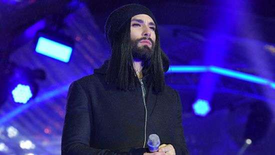 Кончита Вурст сняла платье