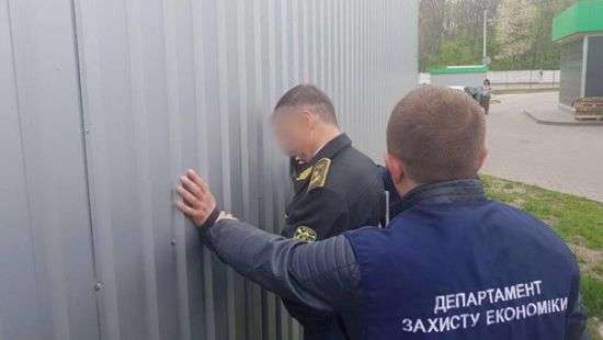 Директора Киевлесозащиты поймали на взятке