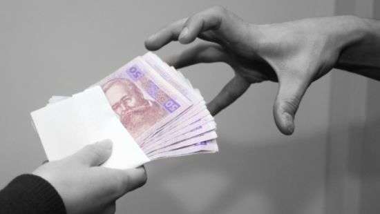 За 5 лет количество украинцев, считающих взятничество оправданным, уменьшилось на 10%
