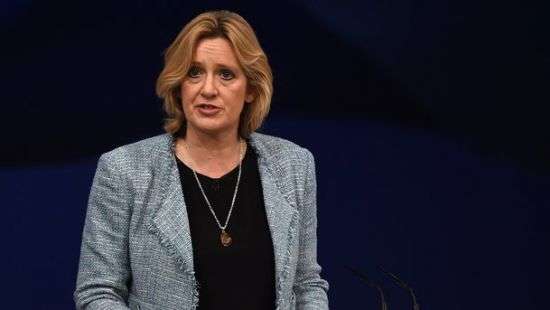 Главу МВД Британии призывают уйти в отставку из-за скандала с мигрантами