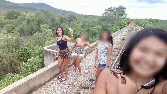 Опасная селфимания: девушки чуть не умерли во время фото на рушащемся мосту
