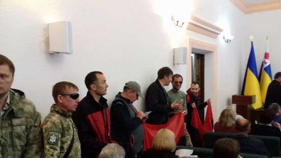 Националисты заставили Обуховский горсовет поднимать красно-черный флаг