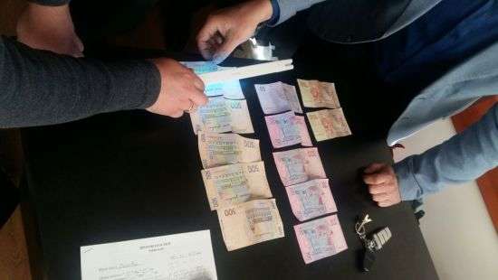 Начальника райотдела миграционной службы задержали при получении взятки