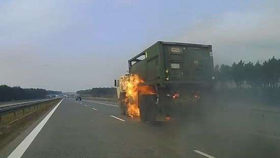 Возгорание военного грузовика на трассе в Польше попало на ВИДЕО
