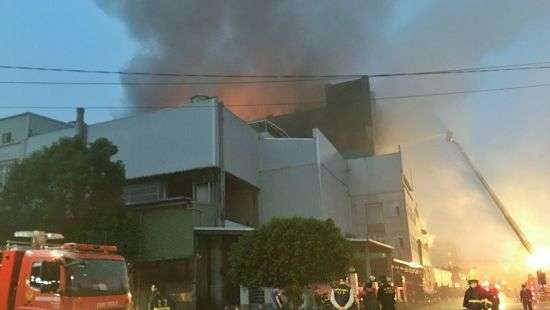 На Тайване погибли спасатели во время пожара на фабрике ( ФОТО )