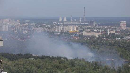 В Киеве на Трухановом острове горит 5 гектаров травы (ФОТО)