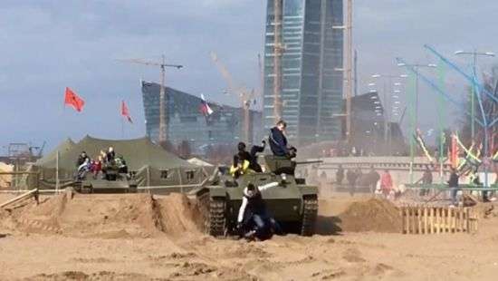 На фестивале в Петербурге несколько человек попали под танк