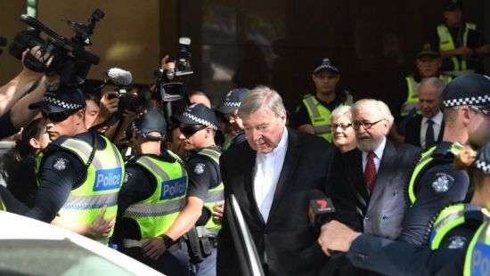 Третий по влиятельности чиновник Ватикана обвинен в растлении детей