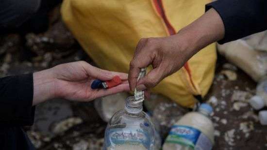 Рис и флешка в бутылке: беженцы из КНДР общаются с родственниками старыми методами