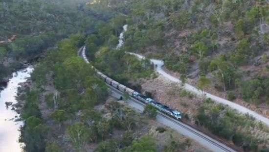 В Австралии сняли на ВИДЕО поезд рекордной длины