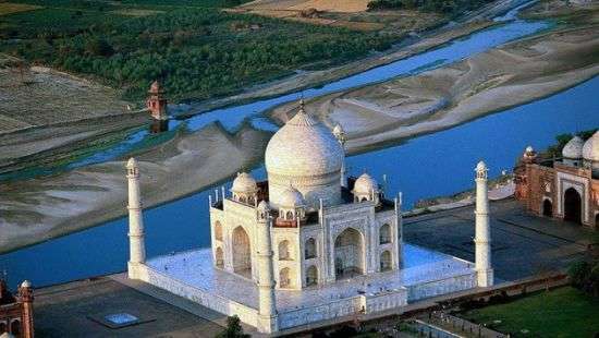 Знаменитый Тадж-Махал в Индии начал менять цвет