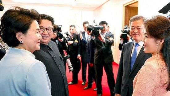 Ким Чен Ын оттолкнул фотографа за попытку снять его жену (ВИДЕО)