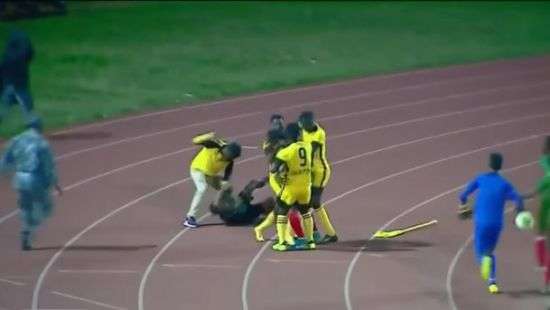 Футболисты устроили расправу над арбитром