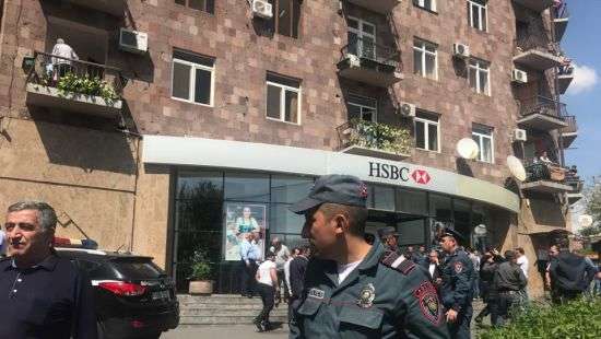 В Ереване вооруженный до зубов полицейский ограбил банк