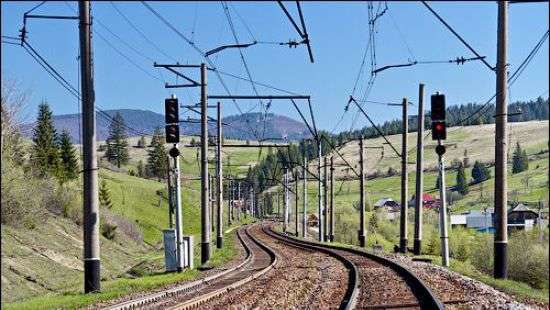 Студент из Хмельницкого упал с пешеходного моста на контактную сеть поездов