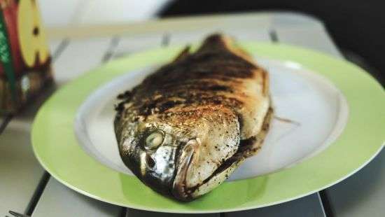 В китайском ресторане ожившая в тарелке рыба испугала посетителей (ВИДЕО)