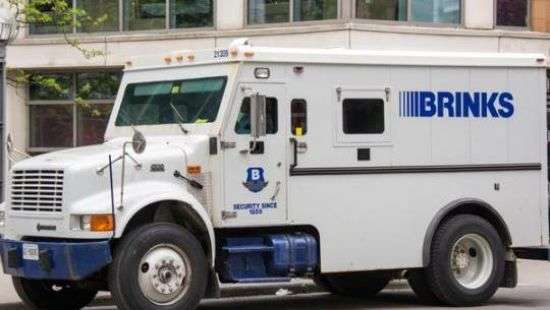 В Штатах из грузовика на шоссе высыпалось $600 тысяч: люди сошли с ума (ВИДЕО)