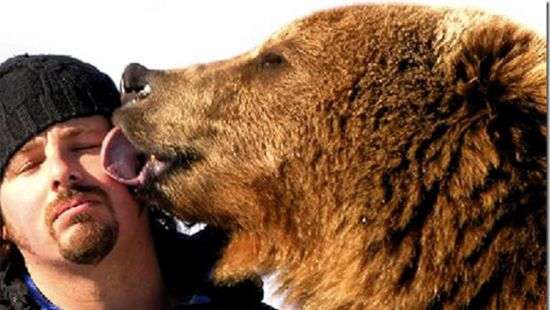 Таксист хотел сделать фото с медведем и умер (ВИДЕО