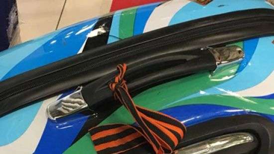 Из Украины выдворили двух россиян из-за георгиевских ленточек