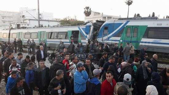 В Тунисе стокнулись два поезда: есть погибший и десятки пострадавших (ВИДЕО)