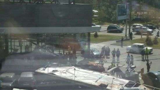 В Днепре фура без тормозов снесла парковку магазина, есть жертвы (ФОТО/ВИДЕО)