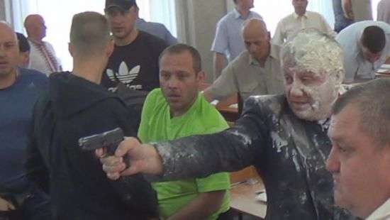 В Никополе на сессии горсовета стреляли (ФОТО/ВИДЕО)