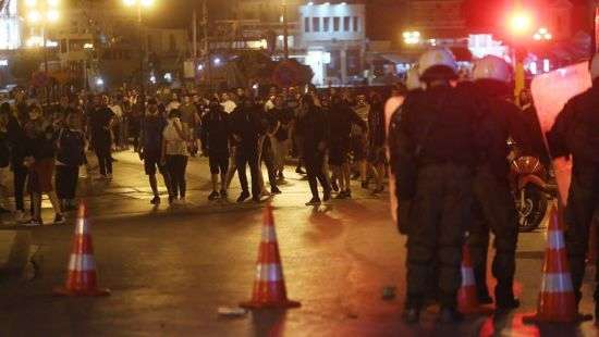 Десятки ультраправых атаковали журналистов и полицию на острове Лесбос