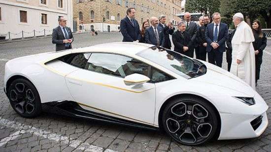 Папа Римский решил продать свой уникальный Lamborghini