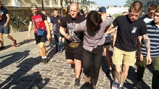 Активисты поставили на колени боевика Лусварги в Киеве