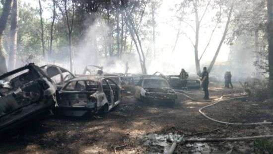 В Киеве на стоянке сгорели полсотни автомобилей (ФОТО)