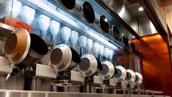 В США открылся первый в мире ресторан, где еду готовят роботы (ВИДЕО)