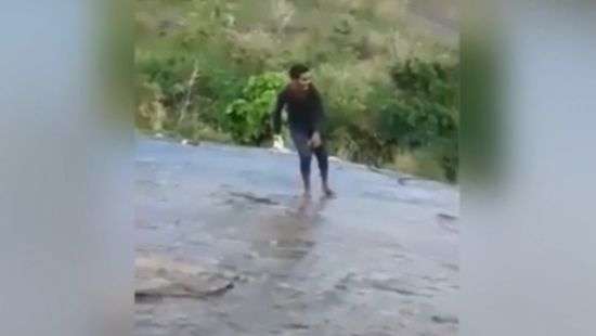 В Индии парень в погоне за селфи сорвался с обрыва высотой 15 метров (ВИДЕО)