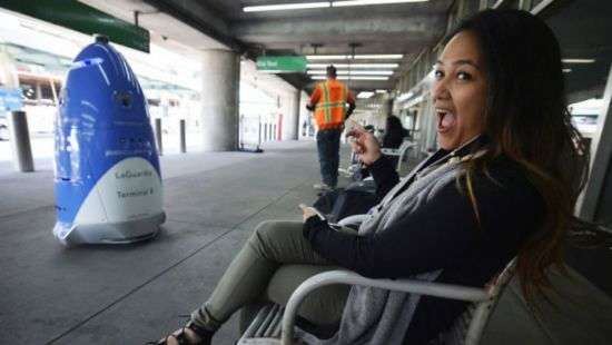 В аэропорту Нью-Йорка робот-охранник бездельничает и смущает женщин (ВИДЕО)