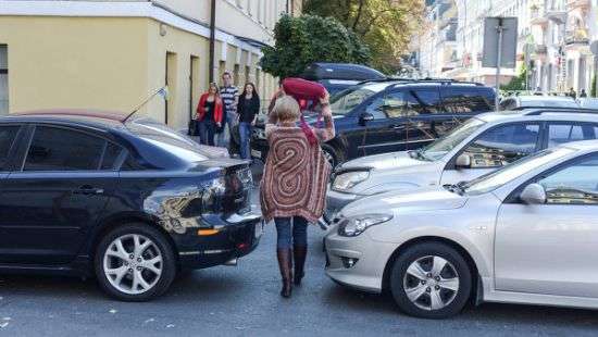 В Украине могут запретить обустройство автостоянок временного хранения на тротуарах